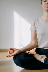 Mujer practicando mindfulness y meditando en casa